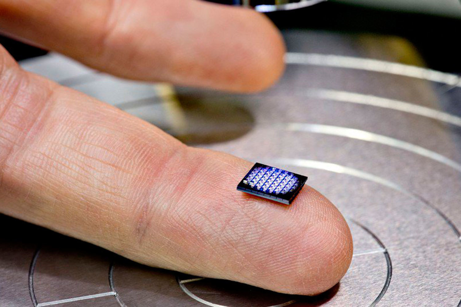 Мичиганский университет представил самый маленький в мире компьютер - 1
