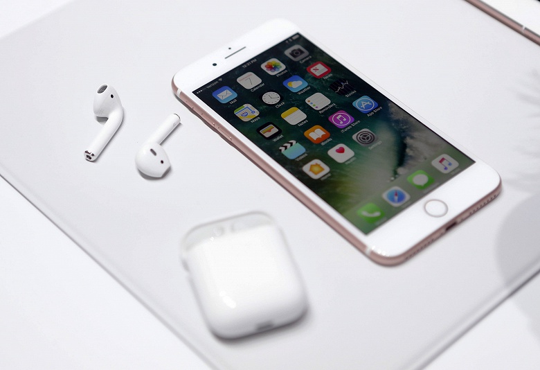 Слухи приписывают футляру новой версии наушников Apple AirPods способность выступать в роли беспроводной зарядки для iPhone - 1