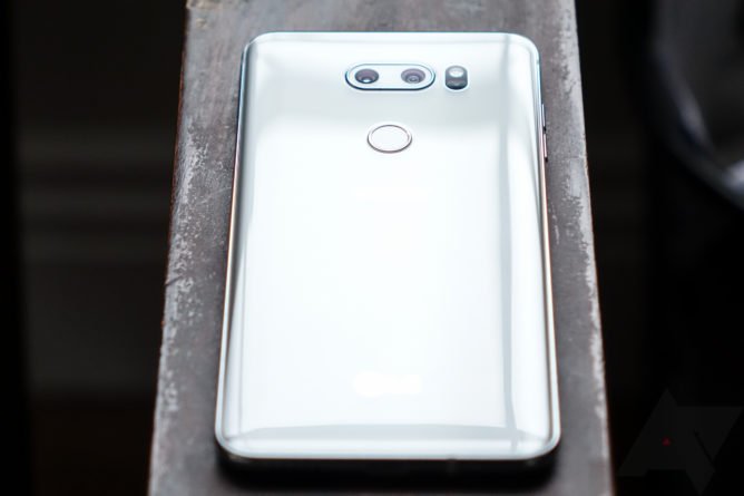 Смартфону LG V40 приписывают наличие пяти камер