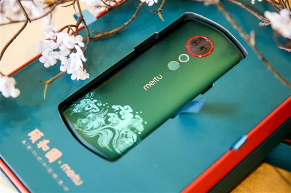 Смартфон Meitu T9 Summer Palace Limited Edition к нестандартной форме корпуса добавил узоры на корпусе