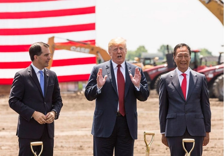 Дональд Трамп с лопатой в руках открыл строительство завода Foxconn в Висконсине