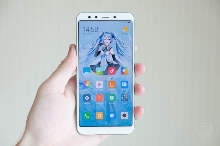 Фото дня: Xiaomi выпустила Mi 6X в богатом издании в стиле Мику Хацунэ