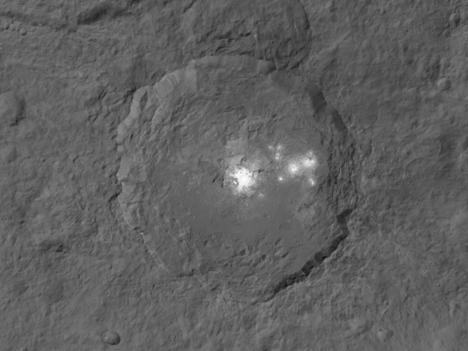 Зонд Dawn прислал детальные снимки белых пятен Цереры: это обычная сода - 2