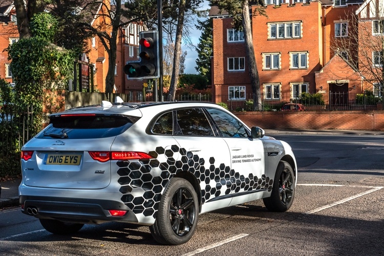 Jaguar Land Rover показала подключённые автомобили с системой V2X Jaguar Land Rover показала подключённые автомобили с системой V2X