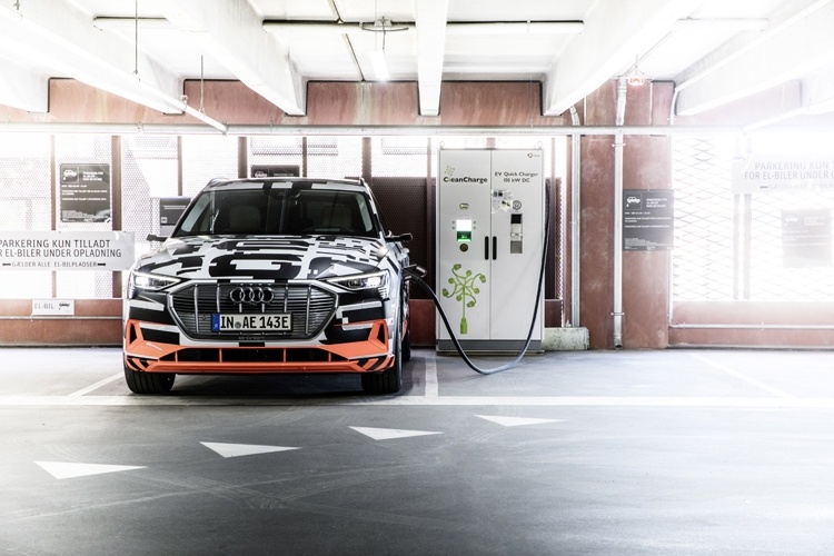 Рассекречен высокотехнологичный интерьер кроссовера Audi e-tron Рассекречен высокотехнологичный интерьер кроссовера Audi e-tron