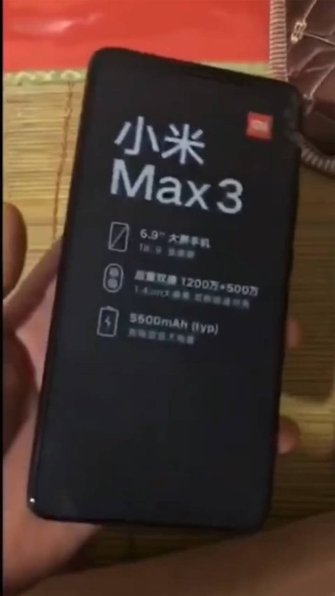 Фотогалерея дня: огромный Xiaomi Mi Max 3 в руках пользователя - 1