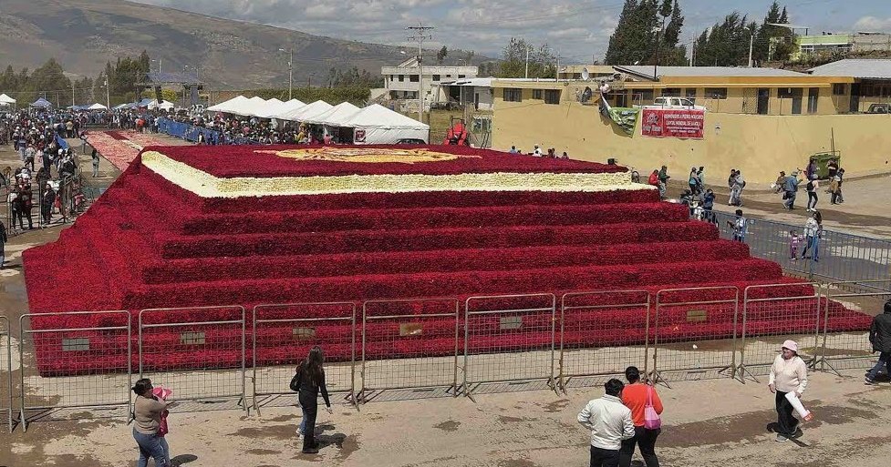 В Эквадоре сделали гигантскую цветочную пирамиду