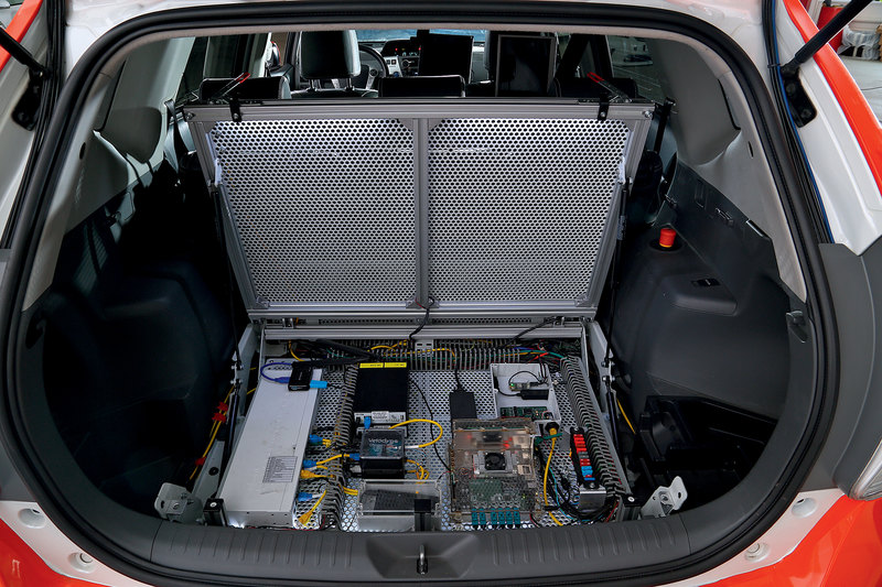 Беспилотный автомобиль Yandex: городской тест-драйв