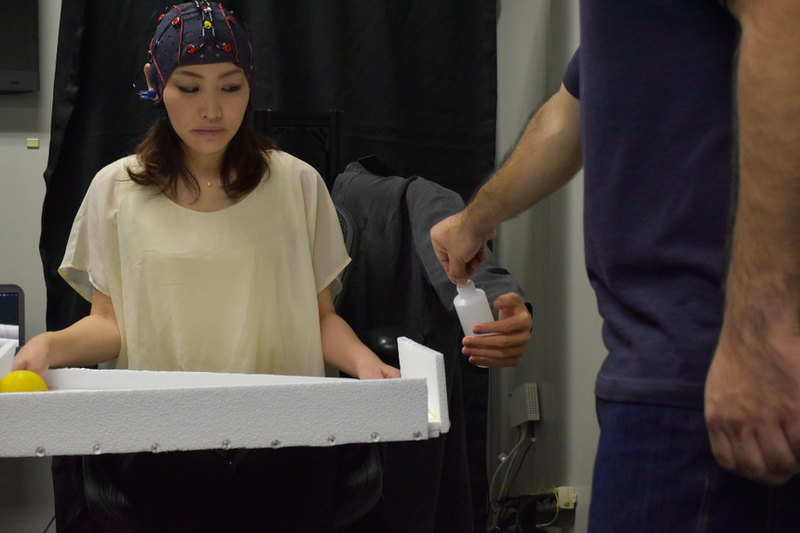 Люди смогли управлять тремя руками одновременно