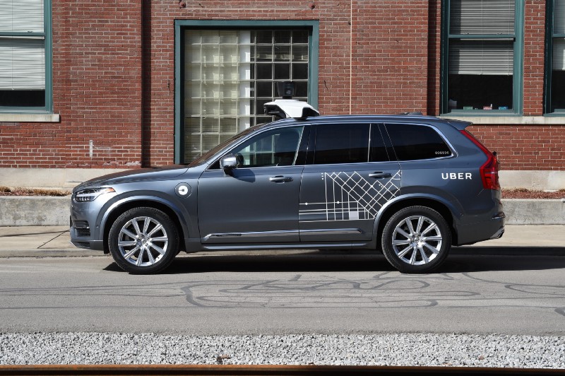 Робомобили Uber возвращаются на дороги, но водить их будут люди - 1