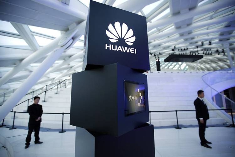 Huawei может опередить Samsung с выпуском гибкого смартфона