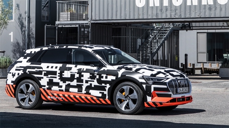 Audi определилась со сроками анонса электрического кроссовера e-tron