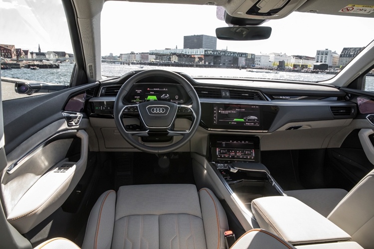 Audi определилась со сроками анонса электрического кроссовера e-tron