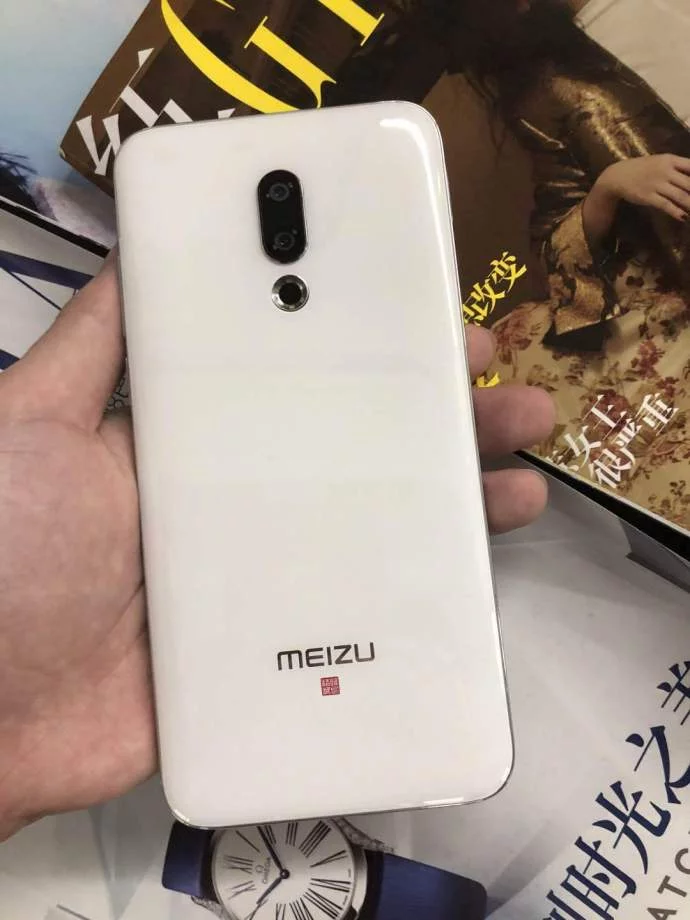 Белый Meizu 16 позирует на новых живых фото