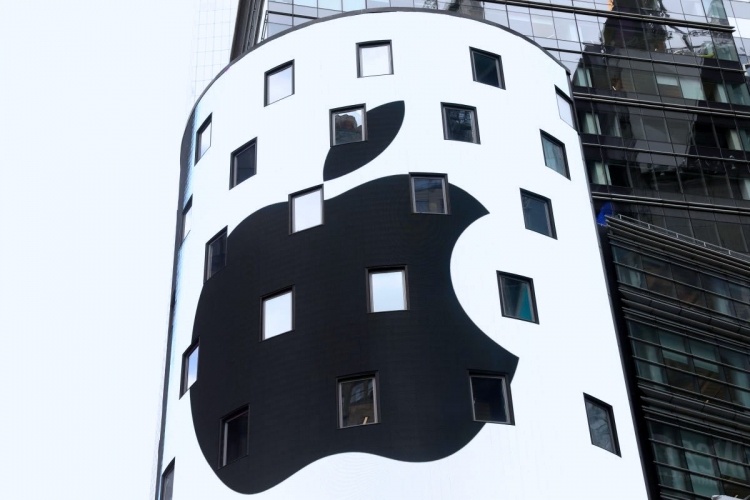 Глава Apple назвал капитализацию в   трлн вехой, но не целью