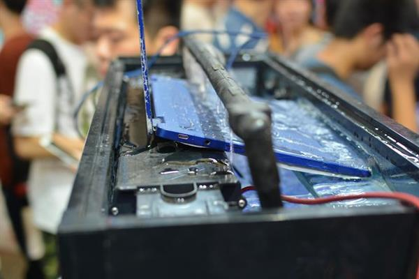 Представлен первый в мире водонепроницаемый ноутбук Raytheon Uncia 