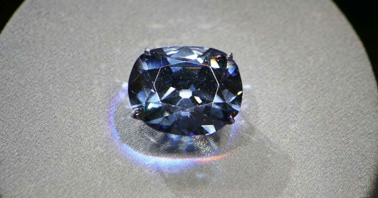 Ученые разгадали секрет редчайших голубых алмазов