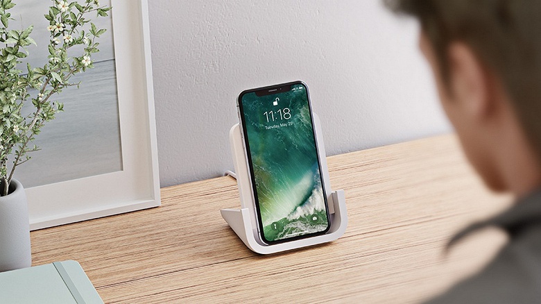 Logitech Powered Wireless Charging Stand — беспроводная зарядная станция, созданная совместно с Apple