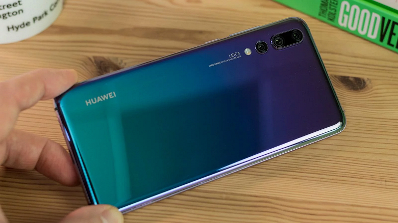 Лучший камерофон Huawei P20 Pro продолжает дешеветь