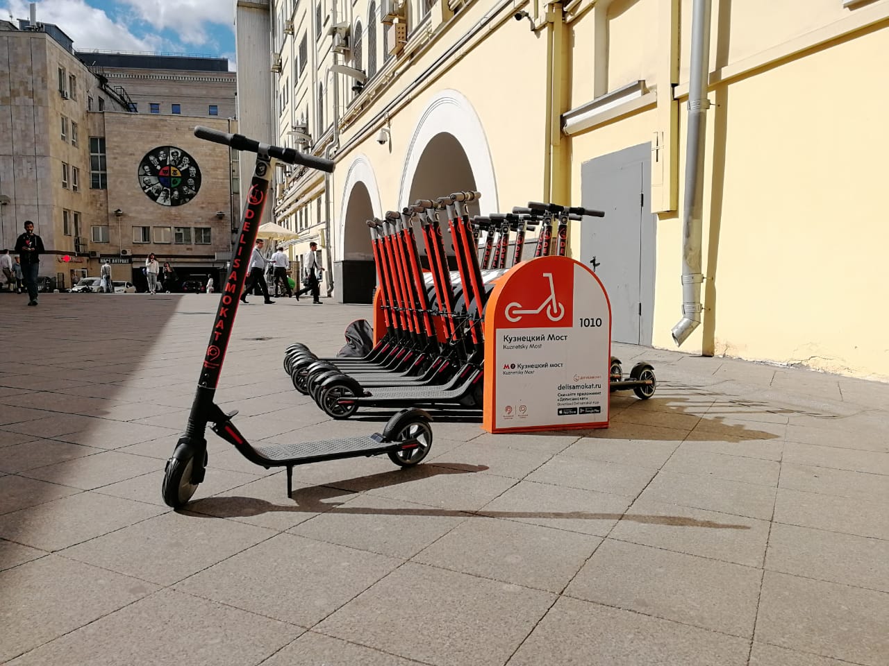 Сколько стоит самокат напрокат в москве. Кикшеринг Делисамокат. Электросамокат Шеринг. Шеринг самокатов в Москве. Электросамокаты Шеринг Москва.