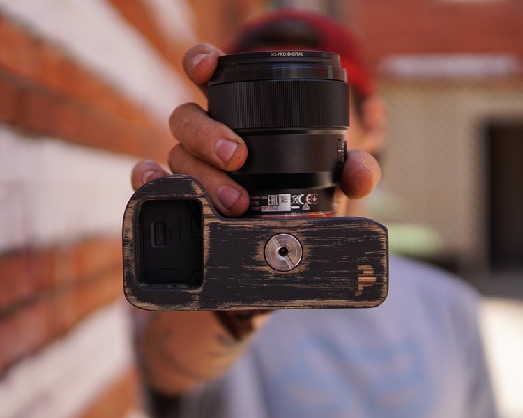 Дубовая рукоятка JB для Sony A7III, A7RIII и A9 понравится не всем