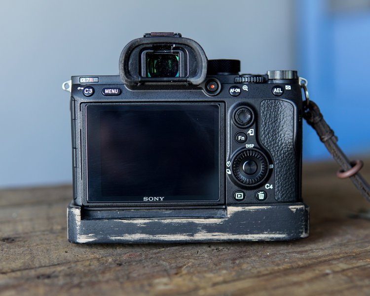 Дубовая рукоятка JB для Sony A7III, A7RIII и A9 понравится не всем