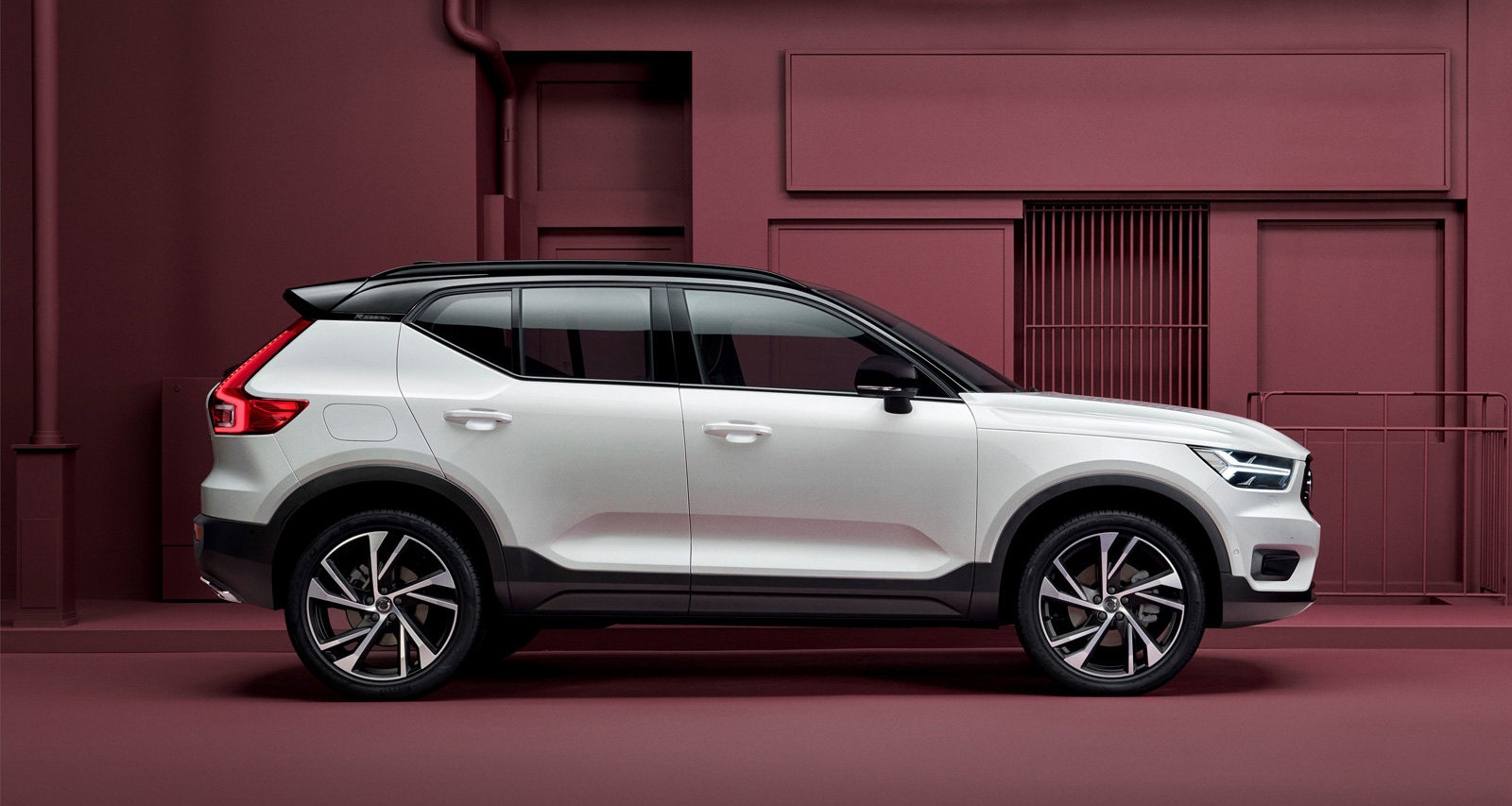 Tesla наняла экс-дизайнера Volvo Tesla наняла экс-дизайнера Volvo