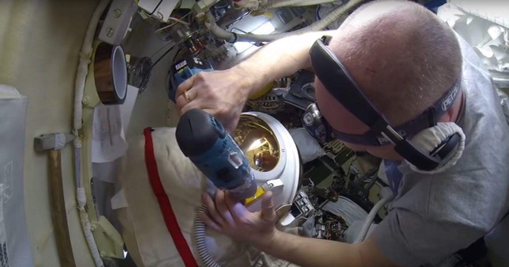 Невесомость на мкс вода. Пипетка принцип действия. Можно ли пользоваться пипеткой в невесомости. Тренировка космонавтов в невесомости. Определение массы тела в невесомости.