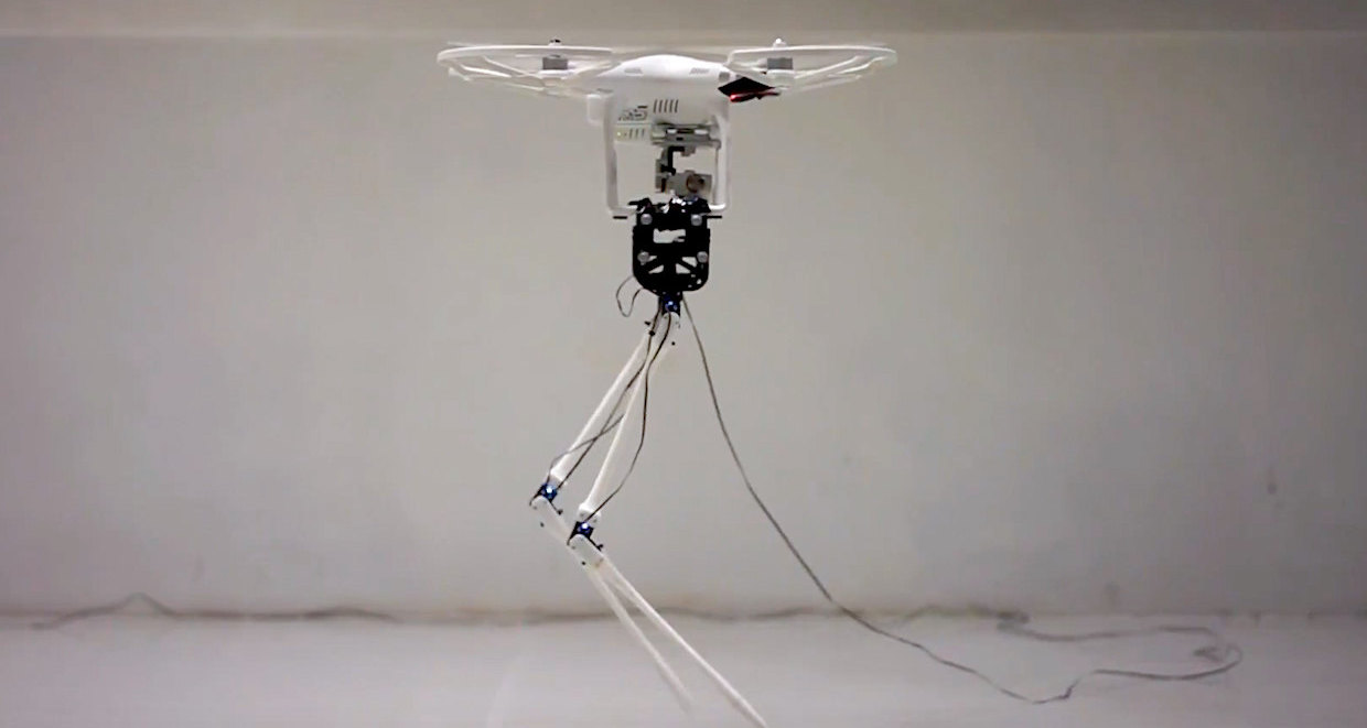 Двуногий робот, которому помогает ходить квадрокоптер