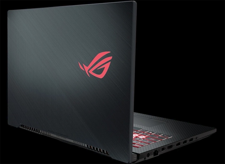 Игровой 17-дюймовый ноутбук ASUS ROG Strix Scar II GL704 весит менее 3 кг