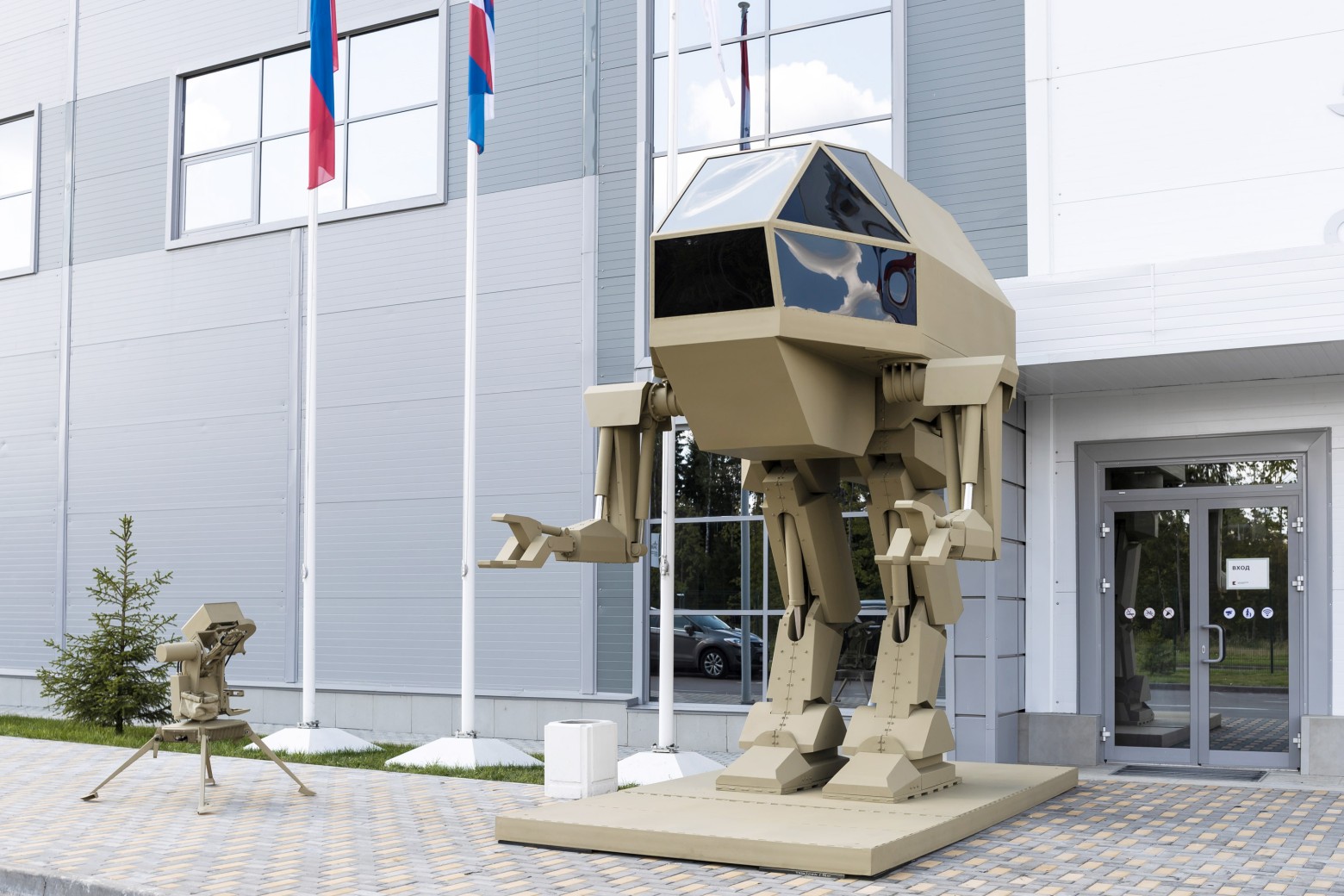 «Калашников» показал концепт боевого робота и электромотоцикл для гражданского рынка - 1