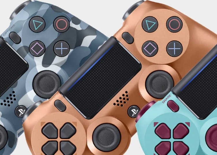 Трио PlayStation-контроллеров Dualshock 4 в оригинальном исполнении