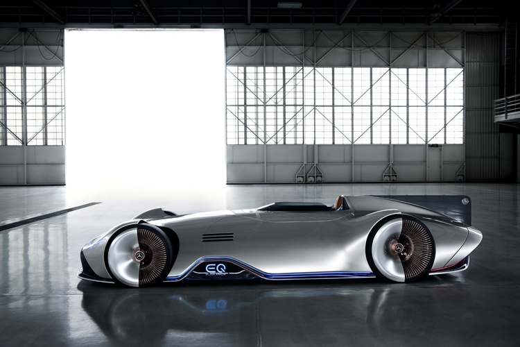 Mercedes-Benz Vision EQ Silver Arrow: необычный спорткар с электроприводом