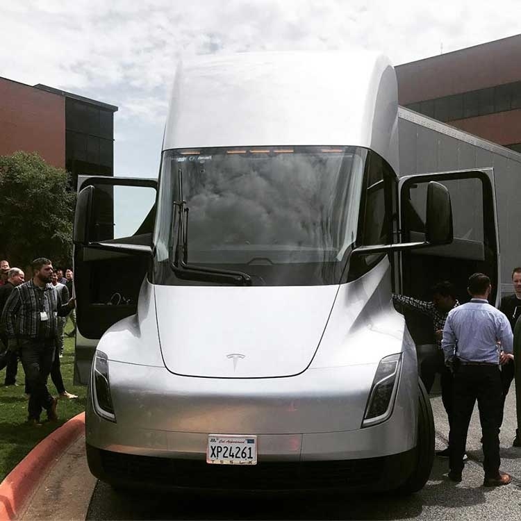 Электрогрузовик Tesla Semi проделал путешествие по всей стране «в одиночку»