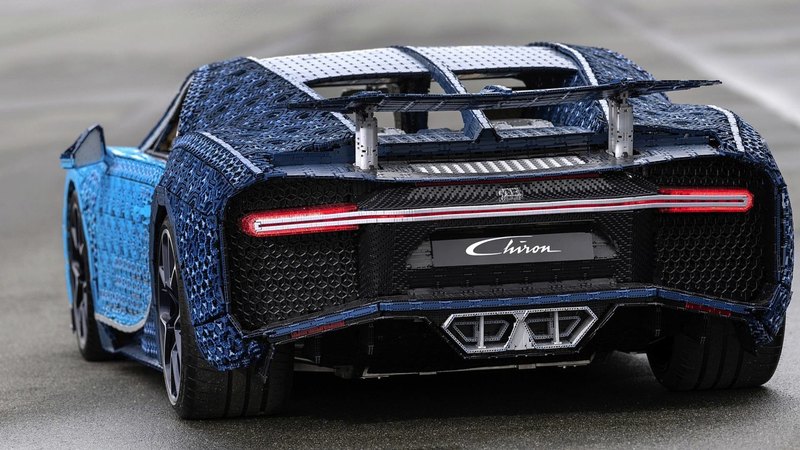 Из Lego сделали полноразмерную модель Bugatti Chiron, способную ездить