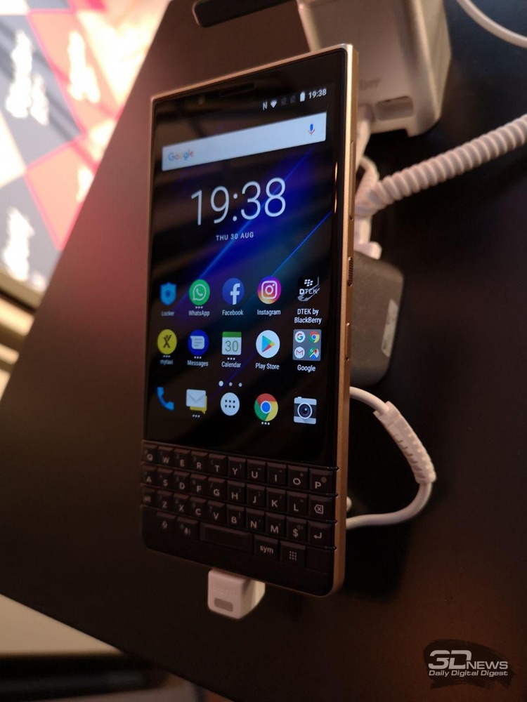 Смартфон BlackBerry KEY2 LE получил три камеры