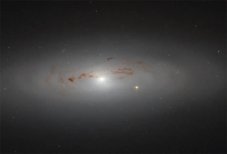 Фото дня: линзовидная галактика в созвездии Большой Медведицы