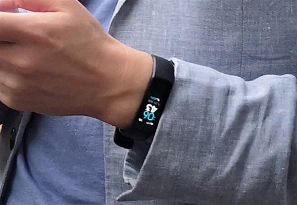 Умный браслет Honor Band 4 засветился на &laquo;живых&raquo; снимках