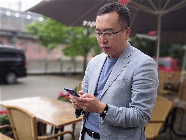 Умный браслет Honor Band 4 засветился на &laquo;живых&raquo; снимках