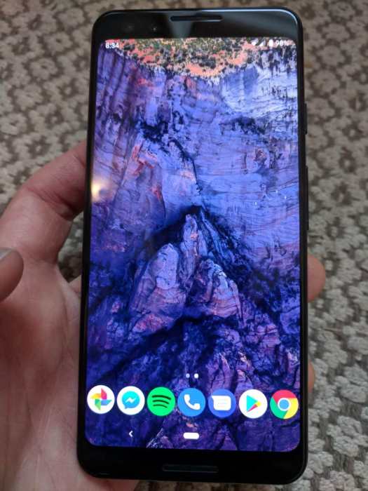 Смартфон Google Pixel 3 показали на живых фото