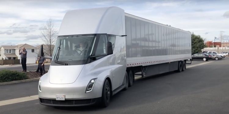 Tesla получила заказ на ещё 30 Tesla Semi от Walmart