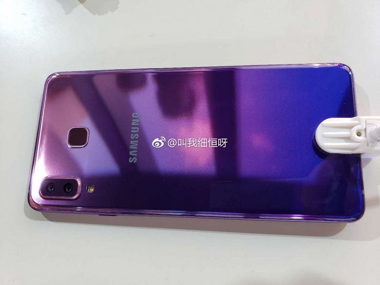 Фотогалерея дня: первый смартфон Samsung с градиентной окраской