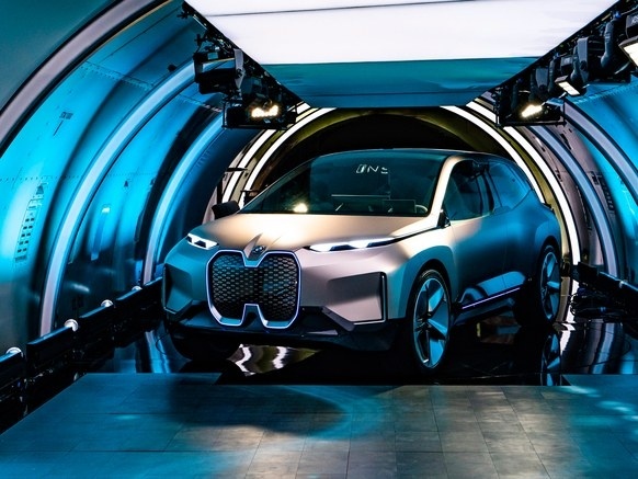 Концепт электрокара BMW iNext показали в шоуруме на борту авиалайнера