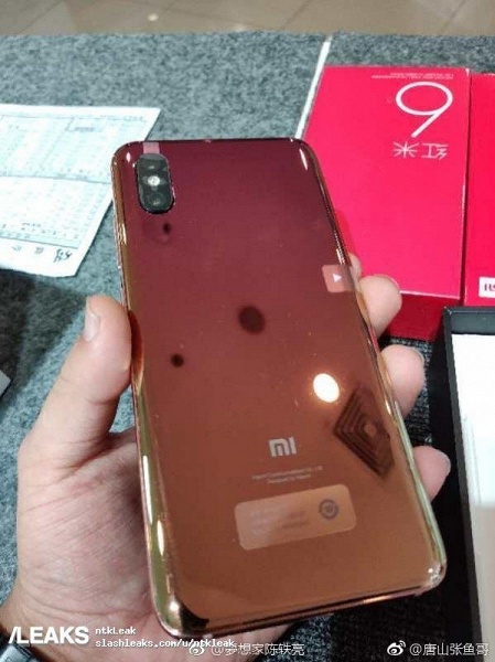 Фото дня: настоящий смартфон Xiaomi Mi 8 Screen Fingerprint достают из коробки - 2