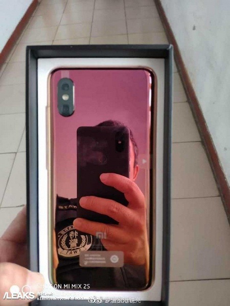 Фото дня: настоящий смартфон Xiaomi Mi 8 Screen Fingerprint достают из коробки - 1