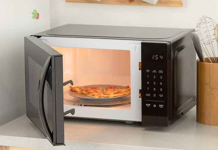 AmazonBasics Microwave: СВЧ-печь с управлением посредством Alexa