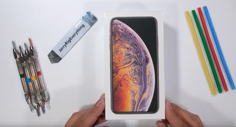 Видео дня: iPhone XS Max прошёл тест на прочность у JerryRigEverything