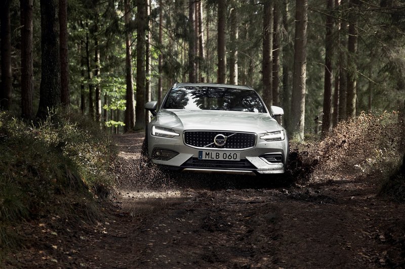 Volvo показала новый V60 Cross Country