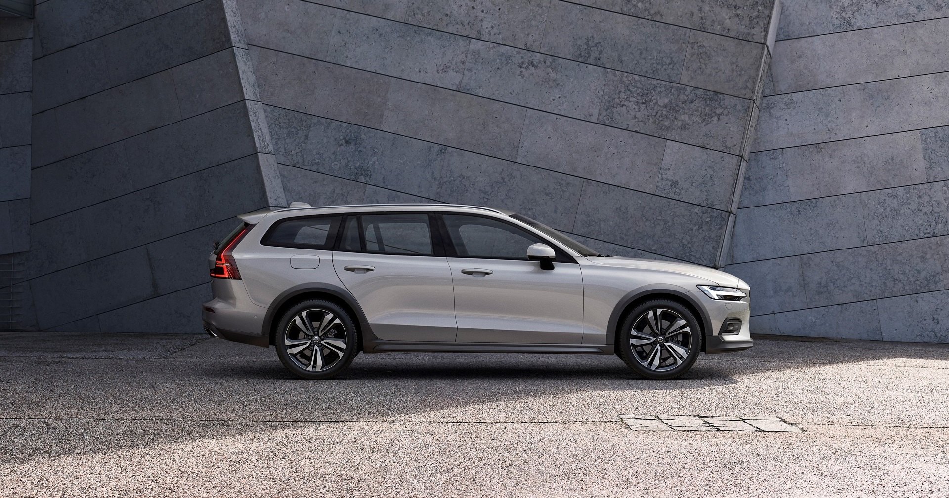 Volvo показала новый V60 Cross Country