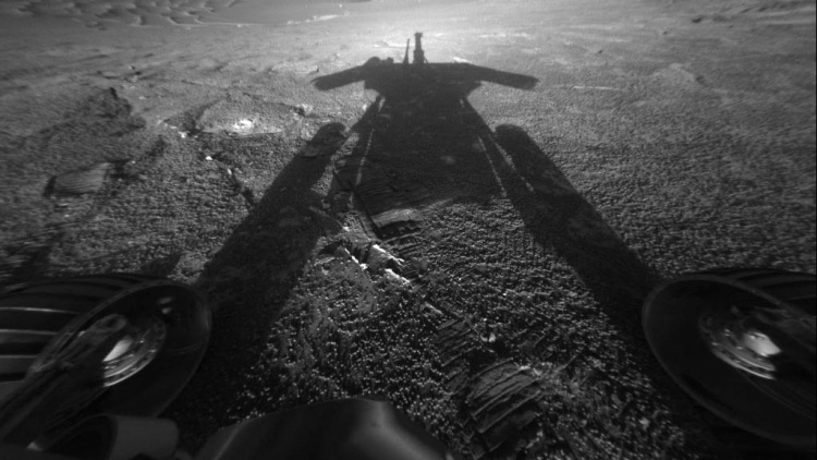 Марсоход Opportunity сфотографировали с орбиты, но связи нет
